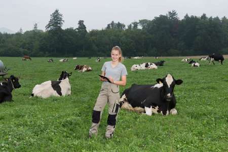 thumb Landwirtin auf Weide